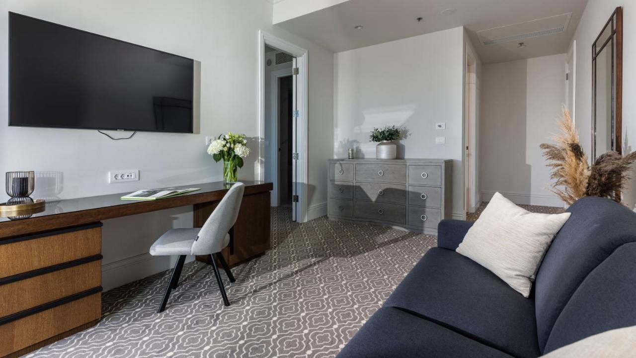 Royal Ariston Hotel Dubrovnik Exterior photo A room at the hotel
